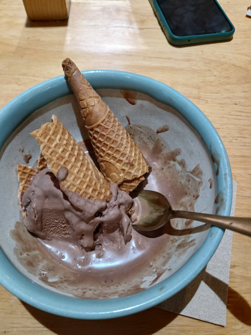 same situation as prev picture but the chocolate icecream has melted quite a bit.